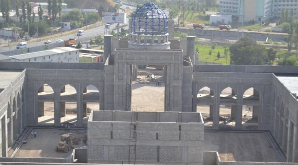 На главной «духовной» стройке - самая большая мечеть