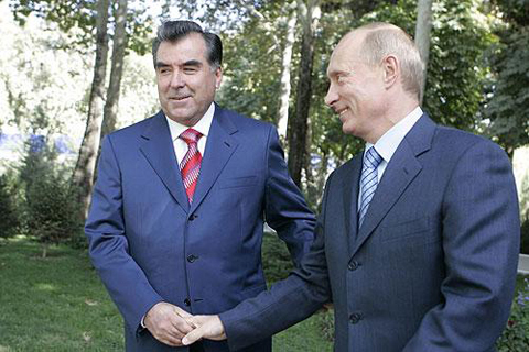 Президент России поздравил лидера Таджикистана с Днем Победы