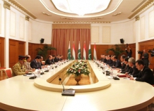 В Душанбе проходит встреча президента Таджикистана и премьера Пакистана