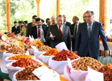 Премьер-министр Пакистана отведал таджикских фруктов в резиденции «Пугус»