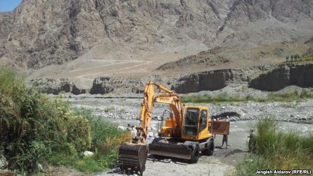 В Баткенской области возобновлено cтроительство объездной дороги