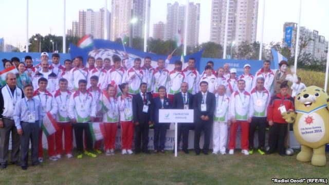 Мавзуна Чориева несла национальный флаг Таджикистана на церемонии открытия XVII Азиатских Игр в Южной Корее