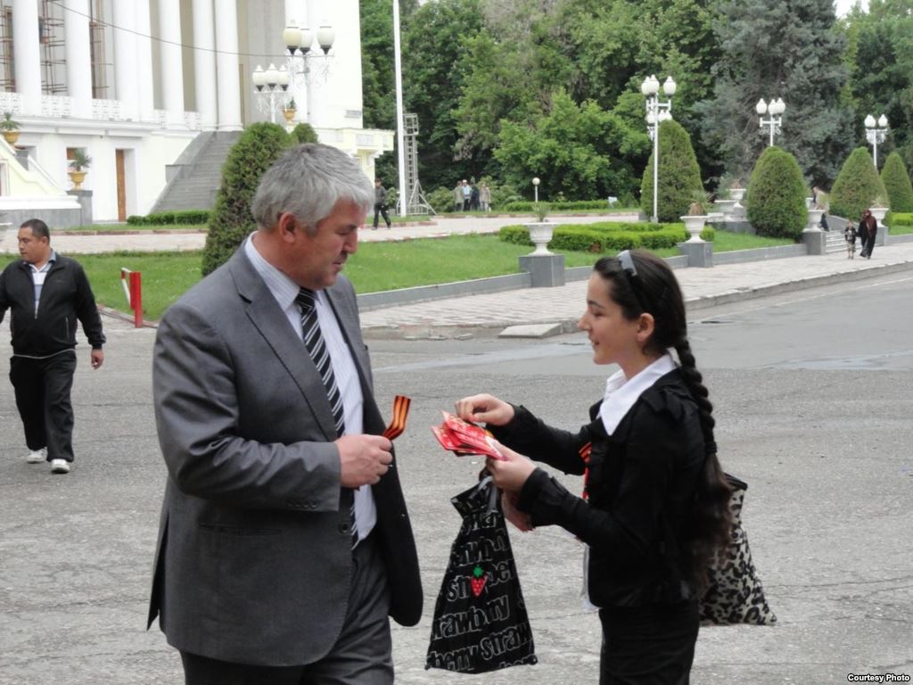 «Георгиевские ленточки» на улицах Душанбе