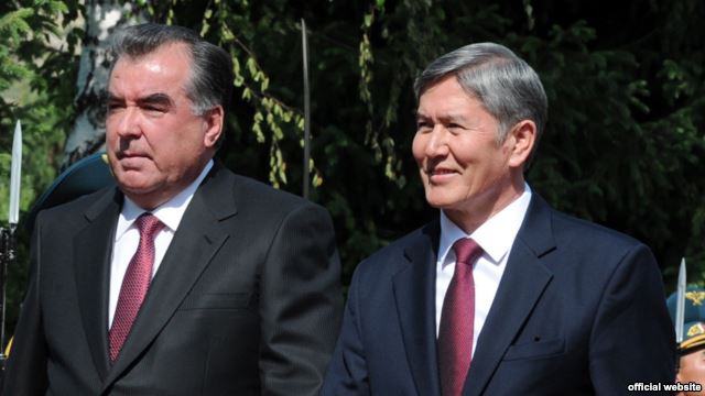 Парламентарий Кыргызстана: Атамбаев должен обсудить ситуацию с Рахмоном на саммите в Москве