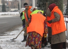 Мэр Душанбе в очередной раз поощрил женщин, следящих за чистотой на городских улицах