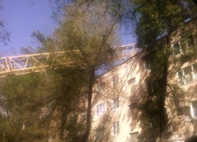 В Душанбе строительный кран упал на жилой дом