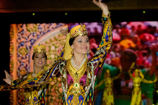 «Гран при» областного конкурса «Атласи тоджик-2011» достался студентке из Худжанда
