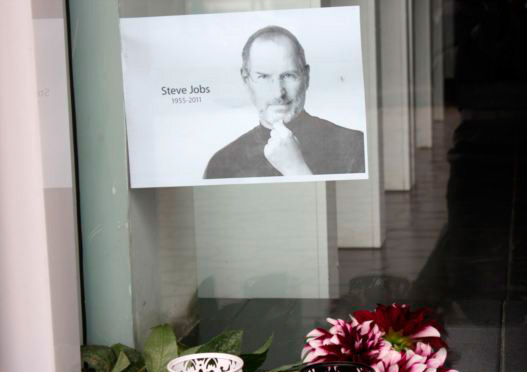 В Душанбе почтили память Стива Джобса