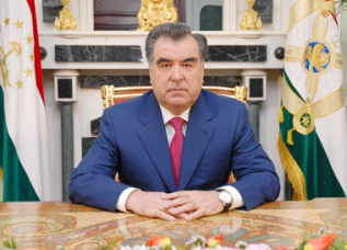 Президент поздравил таджикистанцев с Днем Конституции
