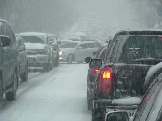 Снегопад осложнил ситуацию на дорогах Таджикистана