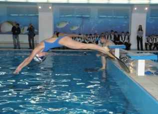 На севере Таджикистана впервые прошли соревнования по плаванию среди девушек