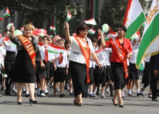 Манифестация, посвященная 20 годовщине Независимости Таджикистана, в которой приняли участие 5,8 тыс. школьников, 13,8 тыс. студентов и 400 детей дошкольного возраста.