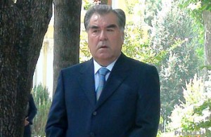 Президент Таджикистана ознакомился с тем, как благоустраивают Душанбе