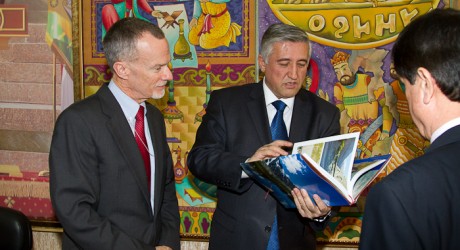 Посольство США и Министерство культуры презентовали каталог исторических памятников Таджикистана