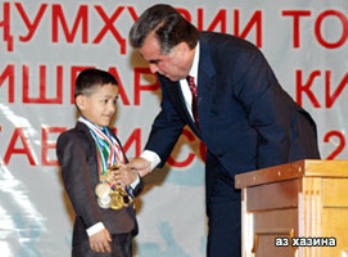 Э. Рахмон распорядился о выделении денежного вознаграждения таджикским спортсменам