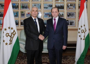 Новый посол Азербайджана в Таджикистане вручил копии верительных грамот главе МИД РТ