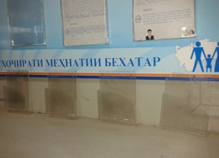 Пустая стойка для заполнения миграционных карт в душанбинском аэропорте.