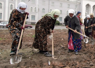 Мэр Душанбе поощрит сотрудниц коммунальных служб, следящих за чистотой столичных улиц