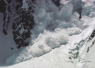 На Анзобе снежная лавина унесла две человеческие жизни