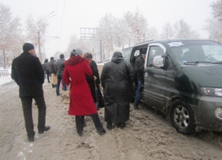 Снегопад в Душанбе создал проблемы на городских дорогах