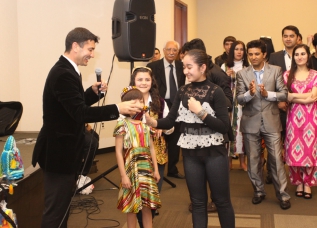 Таджикские дети в Вашингтоне получили в подарок «Алифбо»