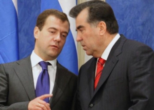 Рахмон и Медведев поздравили друг друга с 20-летием установления дипотношений между РТ и РФ