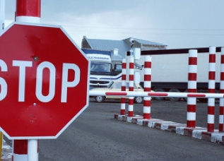 Кыргызстан вводит транспортный контроль на границе с Таджикистаном