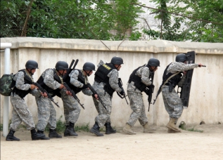 Спецподразделения МВД Таджикистана учатся вести переговоры с условными террористами