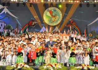 Рахмон пообещал каждому участнику детского фестиваля талантов «Сапеда» по 300 сомони