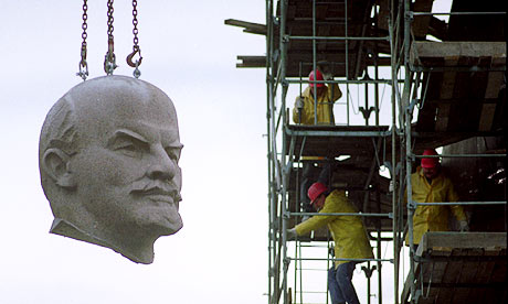 В Таджикистане демонтировали один из крупнейших в стране памятников Ленину