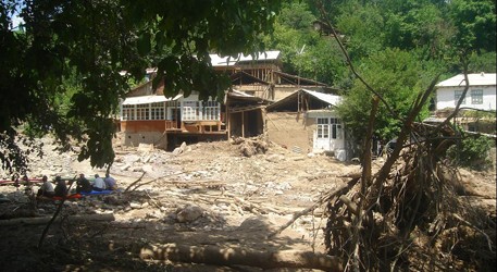 Около 400 домов пострадали в Таджикистане в результате наводнений