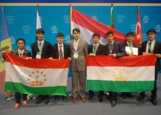 Таджикский школьник привез на родину золотую медаль Менделеева