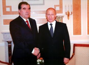 Путин поздравил Рахмона с праздником Победы