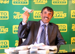 46-летний житель Вахша выиграл в «Лото спорт» 150 тыс. сомони