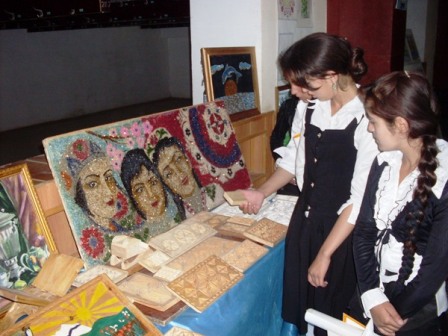 Единственная художественная школа юга Таджикистана провела выставку работ