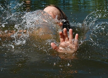 В районе Руми мужчина утонул при попытке спасти тонущих детей