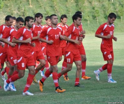Сборная Таджикистана по футболу сделала два шага вперед
