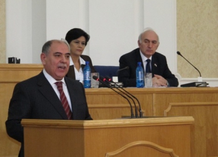 Парламент Таджикистана сократил размеры пособий депутатов и силовиков
