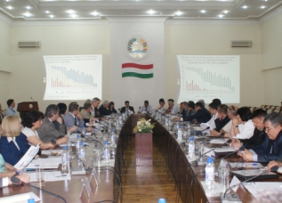 В Душанбе обсудили процесс разработки среднесрочной Стратегии развития республики на 2013-2015 года