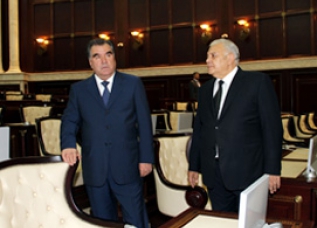 Президент Таджикистана провел встречу со спикером парламента Азербайджана