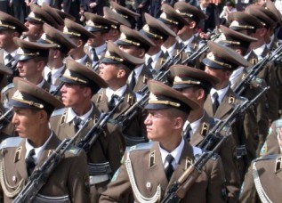 Родители офицеров и солдат таджикской армии просят восстановить связь с их детьми