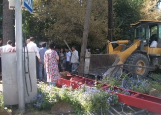 На пешеходов в Душанбе упал рекламный щит