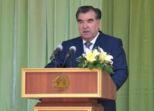 Эмомали Рахмон поздравил таджикистанцев с Иди Рамазон
