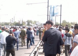 В Душанбе идет марш протеста пострадавших торговцев «Корвона»