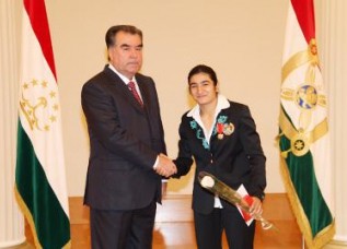 Э. Рахмон лично наградил более 300 деятелей Таджикистана