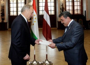 Посол Таджикистана вручил верительные грамоты президенту Латвии