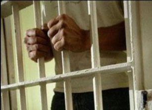 В Вахше мужчину приговорили к 4,5 годам заключения за изнасилование несовершеннолетней