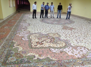 В Душанбе представлен один из самых больших в мире ковров ручной работы