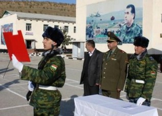 Новобранцы внутренних войск МВД Таджикистана приняли присягу