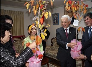 Организация «Соя» подарила посольству Таджикистана в Японии 100 саженцев сакуры